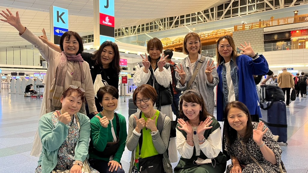 羽田空港での出発前の集合写真